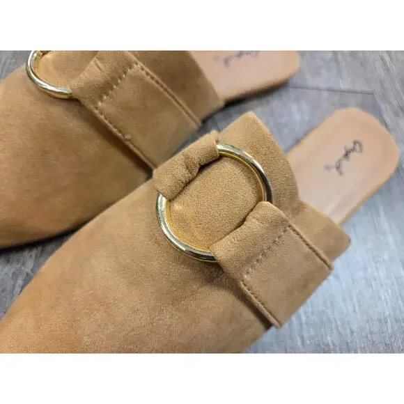 Qupid Tan Camel Faux-Suede Gold Buckle Mules Flats Shoes Pointed Toe Size 8.5 - Picture 2 of 8